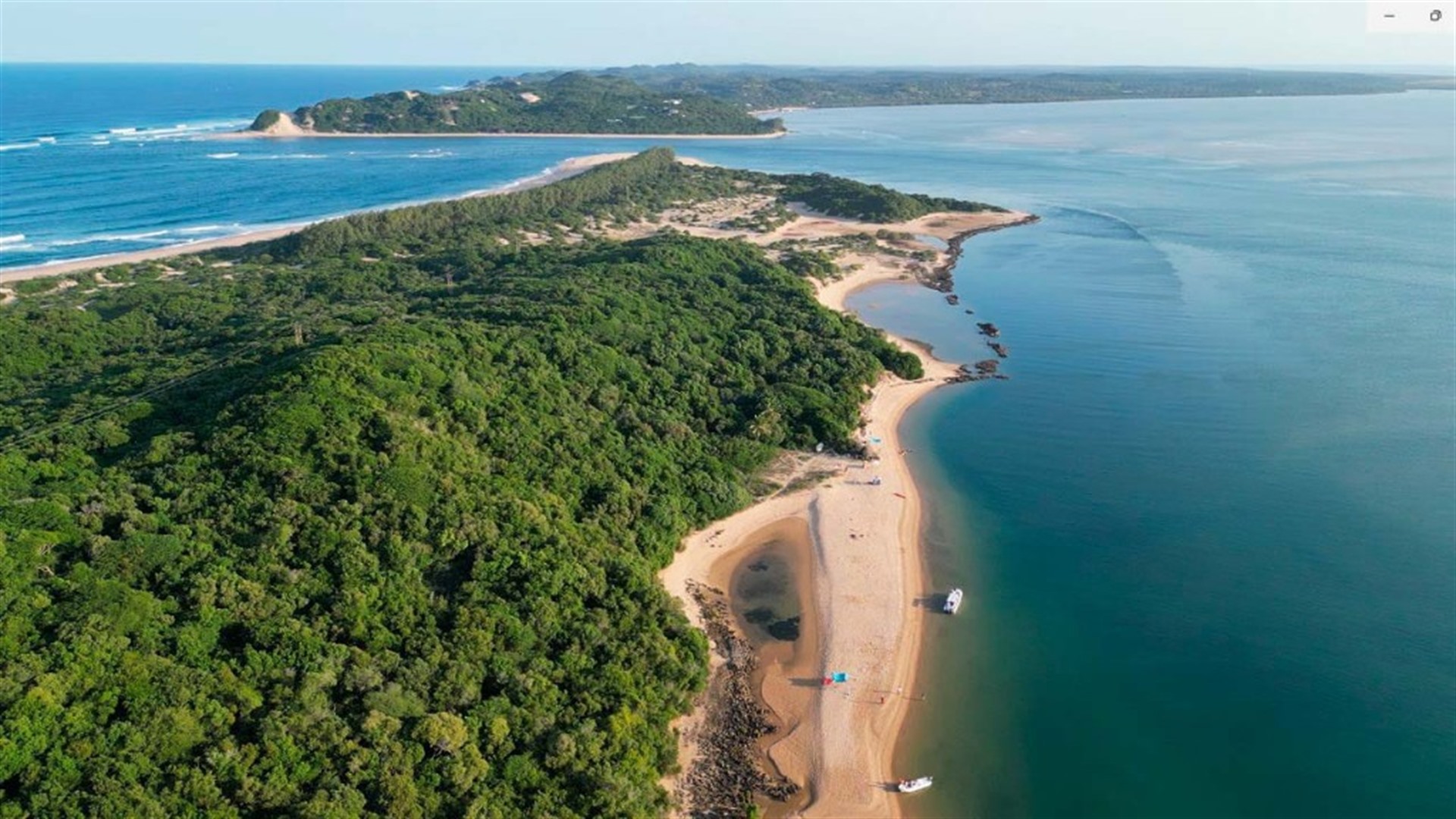 Península verde rodeada pelo oceano Índico